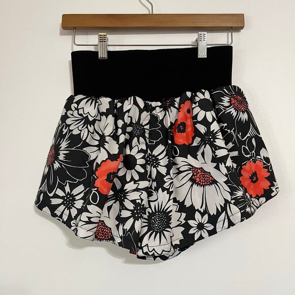 NWT Free People Movement Carpe Diem Shorts in Tuxedo Daisy - Picture 9 of 10